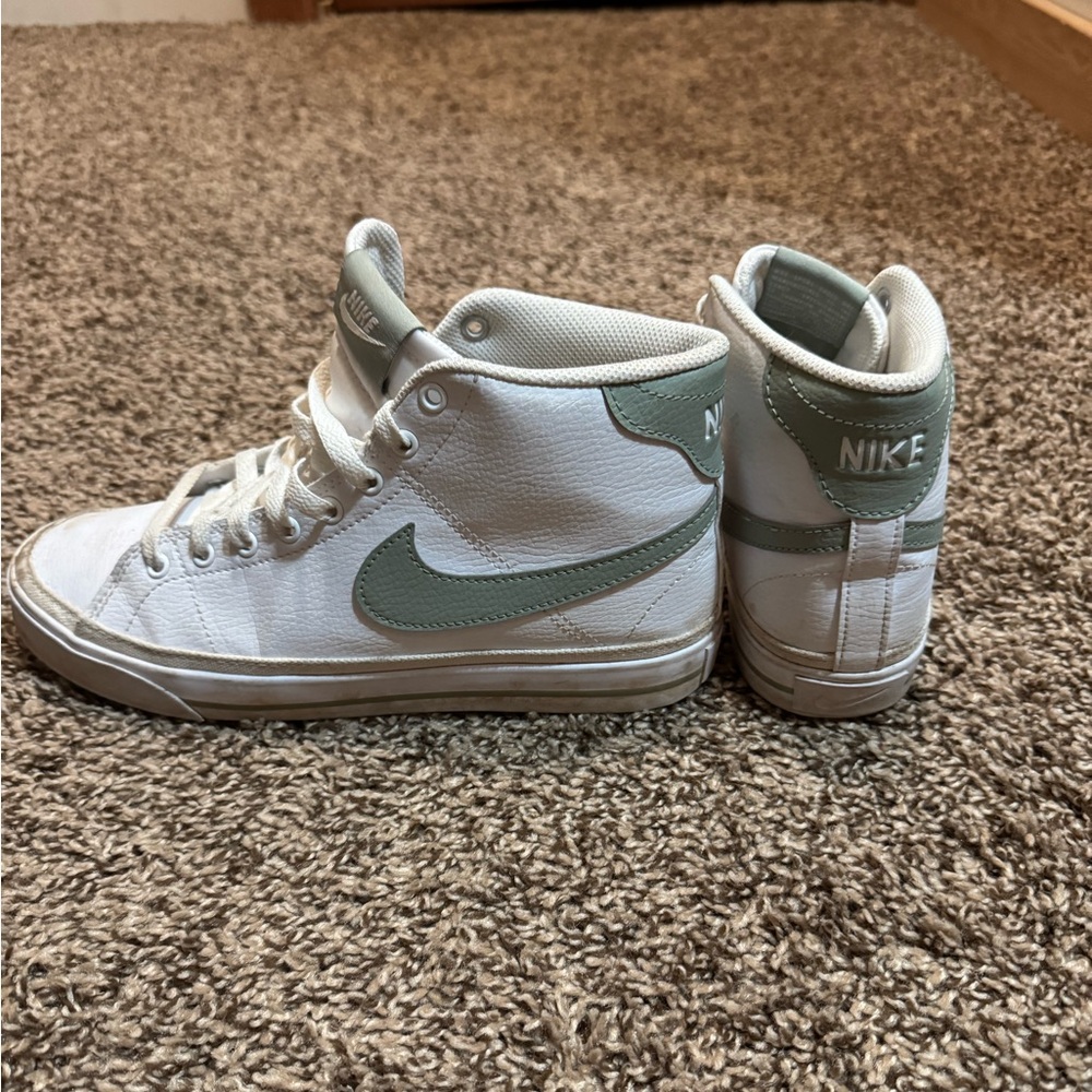 Nike Womenz High-Top Sneakers